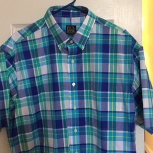 Men’s Casual short sleeve button down shirt.